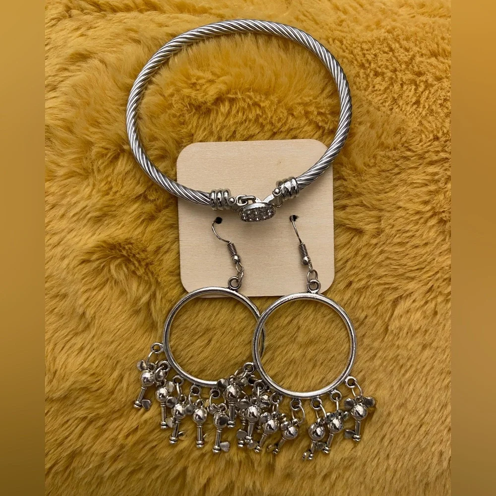Dangling Earrings & Bracelet (set) - Picture 1 of 2